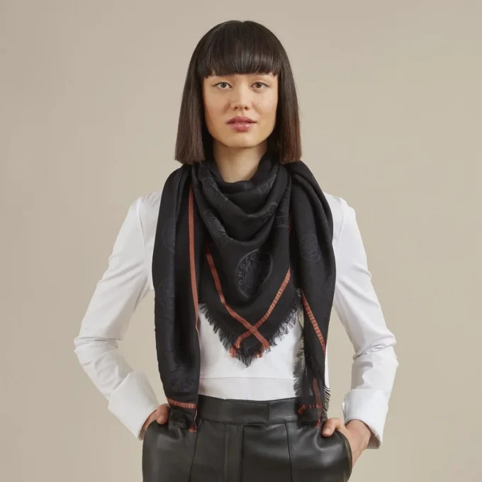 La Médaille Longchamp Shawl